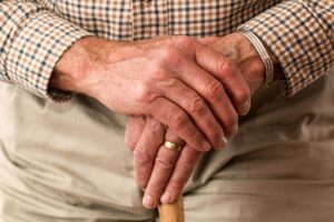 高齢者が自分で歯磨きできない場合の口臭対策は？